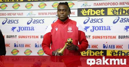 Халфът Джеймс Ето’о получи своя специален плакет за Играч на