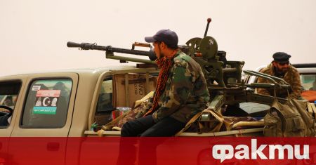Въоръжени военни колони са влезли в либийската столица Триполи от