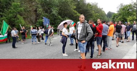 Жителите на Калофер блокираха за кратко Подбалканския път София -
