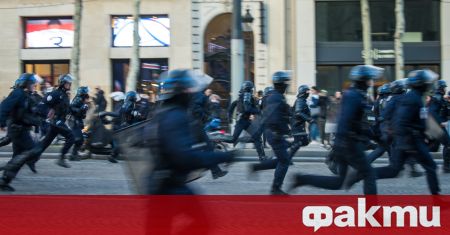 Френската полиция ликвидира днес сутринта мъж който атакувал служители на