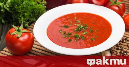 Необходими продукти 1 кг домати 100 доматено пюре 1 стрък