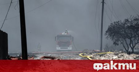 Пожарникарите продължават днес борбата с огромния пожар в петролна база