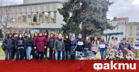 С жива верига на мира и солидарността Бургас отбеляза 79
