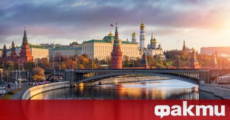 Любителски кадри заснети в руската столица Москва показват хвърлен коктейл