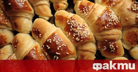 Необходими продукти 200 гр настърган кашкавал 200 гр настъргано сирене