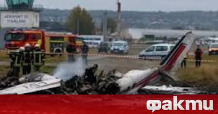 Малък самолет превозващ парашутисти се разби на улица в източния