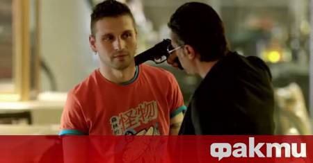 Фен на сериала Под прикритие и по специално на Александър Сано