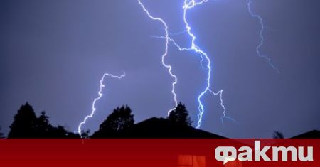 Мълнии удариха къща и електрически стълб в село Мухово По