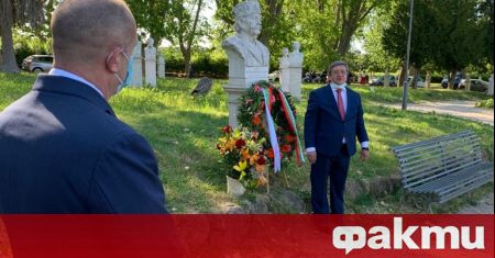 Президентът Румен Радев отдаде почит пред паметника на легендарния български