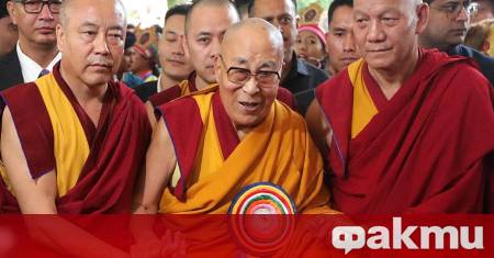 Далай Лама често определян от себе си като обикновен монах