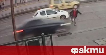 Пешеходец оцеля по чудо след като бе блъснат от кола