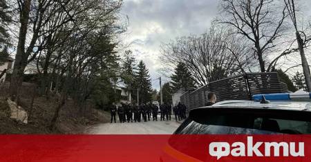 За присъствие на огромен брой полицаи пред сараите на почетния