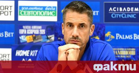 Старши треньорът на Левски Хулио Веласкес говори пред медиите по