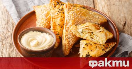 Необходими продукти За тестото 100 г заквасена сметана 1 жълтък 10