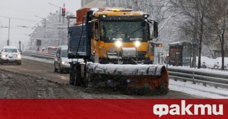 В София във връзка с валежите от сняг се извършват