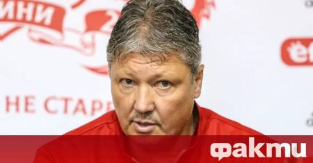 Футболистите на Валенсия излязоха със специални фланелки в подкрепа на