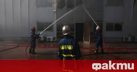 Голям пожар избухна в откритата част на производствен цех в