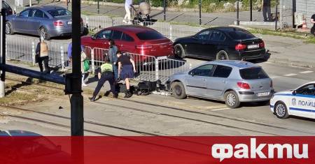 Лек автомобил се заби и събори светофар на кръстовището при