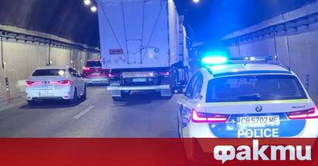 Аварирал тежкотоварен камион затруднява движението по автомагистрала Хемус в района