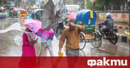 Циклон връхлетя крайбрежието на Бангладеш като взе най малко 13 жертви
