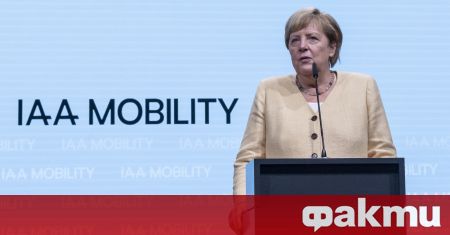 Германският канцлер Ангела Меркел направи обиколка на автомобилното изложение в