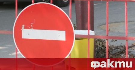 Кола пропадна в шахта пред училище Райна Княгиня в Пловдив