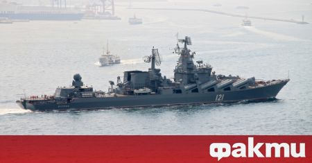 Флагманът на руския Черноморски флот, ракетният крайцер Москва, е тежко