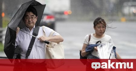 Мощна буря връхлетя райони на Япония по крайбрежието на Японско