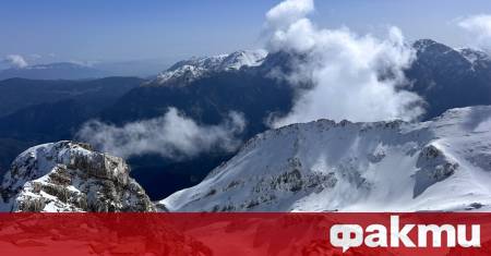 Телата на четирима алпинисти затрупани от лавина бяха открити в