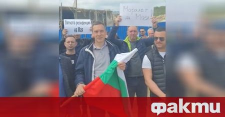 Активисти на ГЕРБ сред които и бургаският кмет Димитър Николов