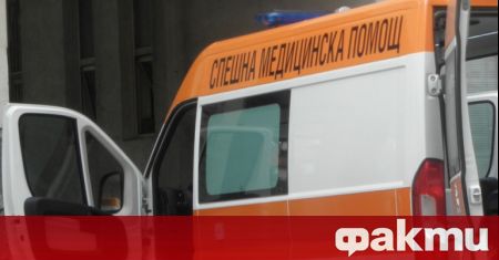 Тролейбус на градския транспорт се заби в стълб в София