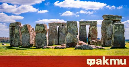 Огромните изправени камъни във външния кръг на Стоунхендж действат като