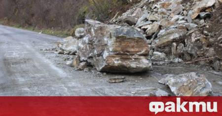 Паднала скална маса затруднява движението по главен път I 1 Е 79