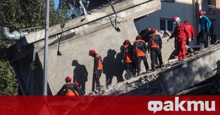 Близо 26 часа след разрушителното земетресение в турския град Измир