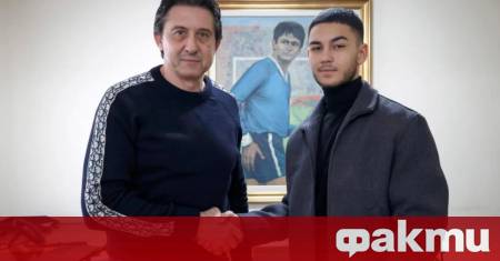 Юношата на Левски Ернан Ангелов подписа професионален договор с родния