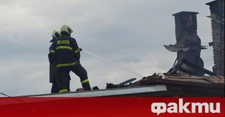 Пожар гори в склад за дрехи втора употреба във Велико