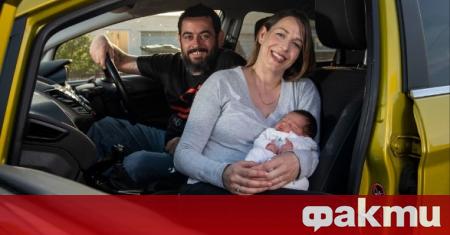 Медицинска сестра роди в семейния автомобил Форд Фиеста докато мъжът