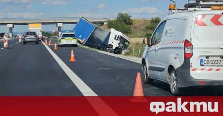 Товарен автомобил самокатастрофира на автомагистрала Тракия в платното в посока
