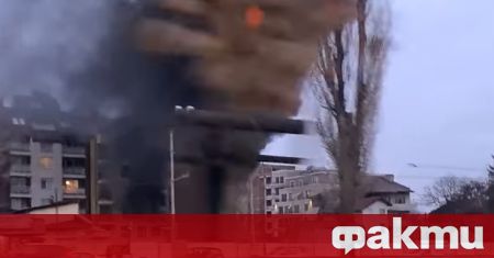Гъст черен дим се издига в района на Сточна гара