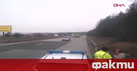 52 годишен турски шофьор на ТИР засне как български полицай му