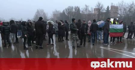 За близо час този следобед беше блокиран международният път към