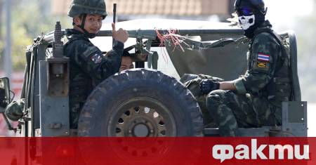 Девет тайландски военнослужещи са били убити във възобновените в неделя