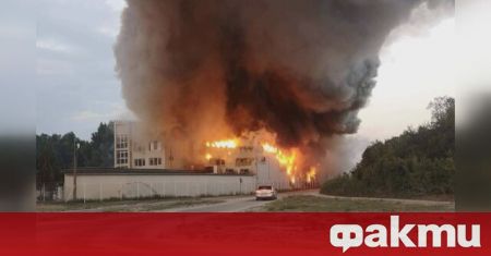 Голям пожар гори в сграда, намираща се до зеленчуковата борса