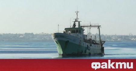 Кораб превозващ 60 души потъна близо до пристанището в Триполи