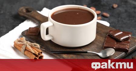 Чаша горещо какао или чай ябълка или купа с плодове