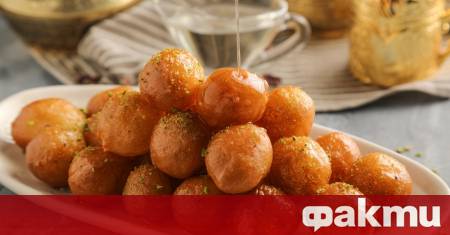 Необходими продукти За тестото 240 г брашно 300 мл хладка