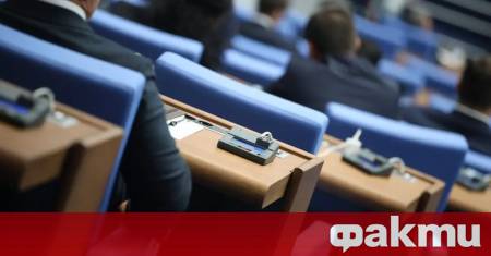 Без дебати и с пълно мнозинство депутатите замразиха своите заплати