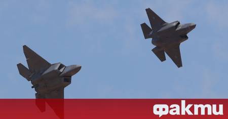 Изтребители F 22 и F 16 в момента се преместват