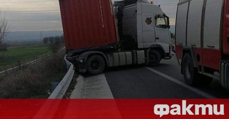 Тежка катастрофа с благоевградски ТИР е станала снощи на магистралата