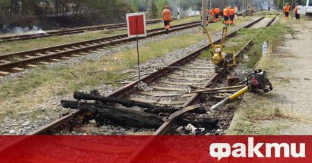 Три влака бяха блокирани заради инцидент на гара Караджалово. С